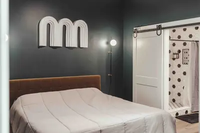 Speakeasy Lodge - Bedroom 1 2