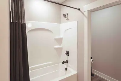 Full Bathroom 1