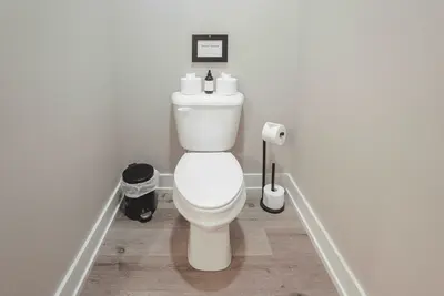 Speakeasy Lodge - Full Bathroom 1 2