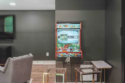 Speakeasy Lodge - Living Room 2 3