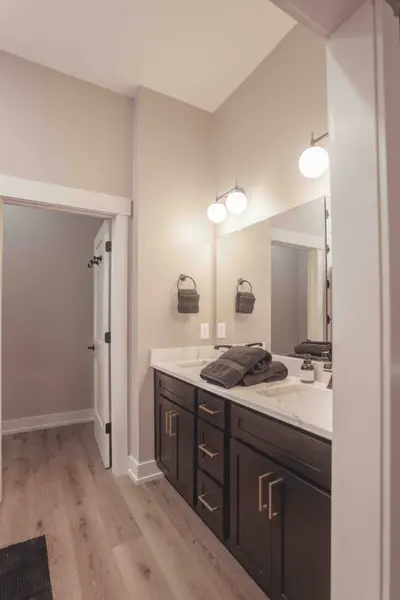 Speakeasy Lodge - Full Bathroom 1 3