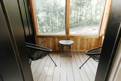 Speakeasy Lodge - Bedroom 1 6