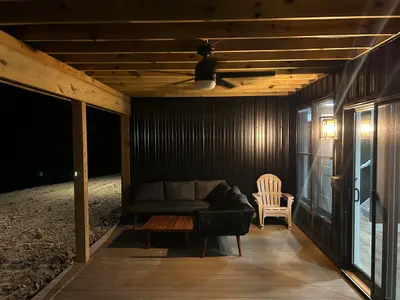Speakeasy Lodge - Patio Lower 3
